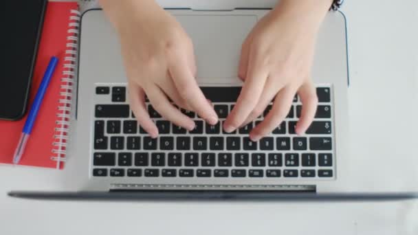 Top View Vrouwelijke Handen Sms Laptop Toetsenbord Software Online Onderwijs — Stockvideo
