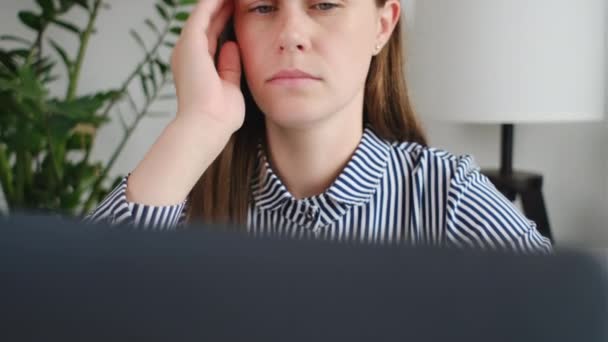 疲れ果てた落ち込んだプロの女性は 仕事で片頭痛の問題を抱えています ノートパソコンで作業している疲れた若いビジネスウーマンが頭痛 ストレス バーンアウト 不安を感じるストレスの終わり — ストック動画
