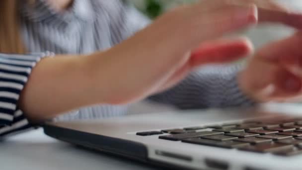 选择重点的女性手打字在Pc键盘上 在办公室的办公桌前 用笔记本电脑在线工作 在网上搜索技术数据 近距离观察年轻的女商人用户 — 图库视频影像