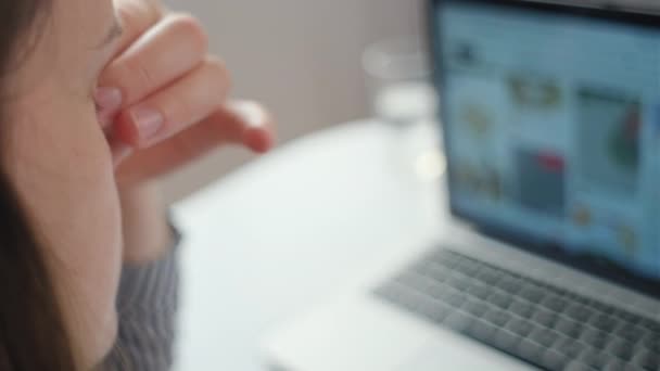 Вибірковий Фокус Молодої Жінки Яка Сидить Столом Працює Ноутбуці Відчуває — стокове відео