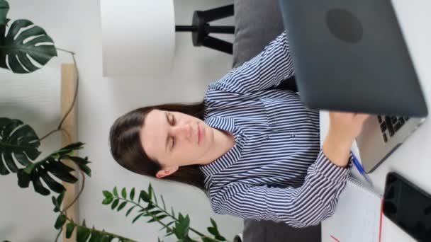 Vertikal Video Attraktiv Ung Frilansande Kvinna Som Arbetar Laptop Hemma — Stockvideo