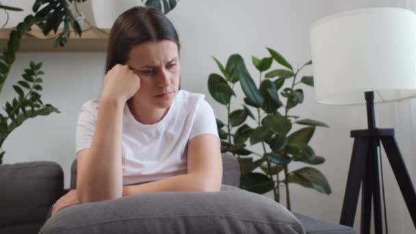 Unzufriedene Junge Frau 25S Sitzt Mit Traurigem Gesichtsausdruck Auf Der — Stockvideo