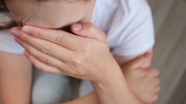 Close View Face Της Εξαντλημένης Αναστατωμένος Νεαρή Καυκάσιος Γυναίκα Αισθάνεται — Αρχείο Βίντεο