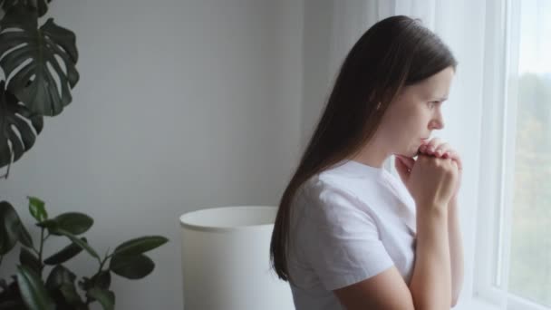 Preocupado Joven Mujer Caucásica 25S Mirar Ventana Siente Solo Triste — Vídeos de Stock