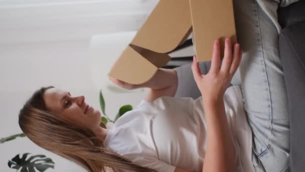 Evdeki Kanepede Oturmuş Karton Kutuları Açıp Internetten Mal Alan Heyecanlı — Stok video