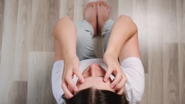 Çıplak Ayaklı Genç Bir Kadının Depresif Bir Şekilde Yerde Oturması — Stok video