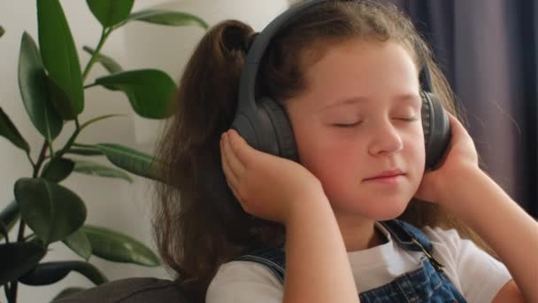 Detailní Záběr Šťastné Uvolněné Předpuberťačky Dítě Poslouchá Hudbu Nebo Audioknihu — Stock video