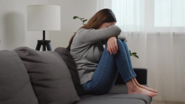 Ongelukkige Angst Jonge Blanke Vrouw Bedekken Gezicht Met Knie Zitten — Stockvideo