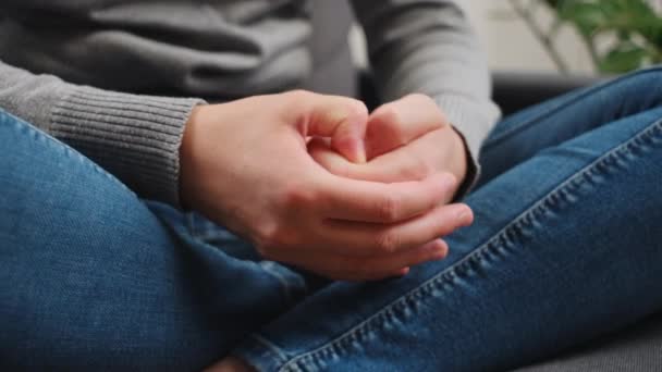 Close Young Woman Folded Hands Knee Together Sentado Sofá Sozinho — Vídeo de Stock