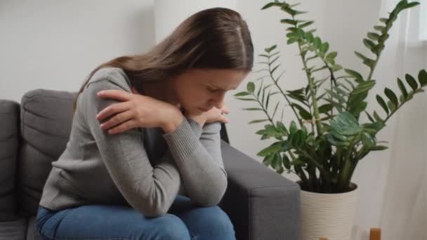 Mujer Joven Infeliz Frustrada Sentada Sofá Casa Sola Pensando Problema — Vídeos de Stock