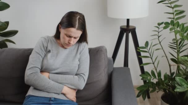Zdenerwowana Kobieta Trzymająca Brzuch Odczuwająca Bóle Menstruacyjne Brzucha Lub Jelit — Wideo stockowe