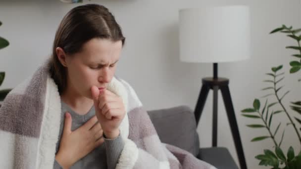 Las Mujeres Caucásicas Jóvenes Enfermas Cubiertas Manta Tienen Fiebre Gripe — Vídeo de stock