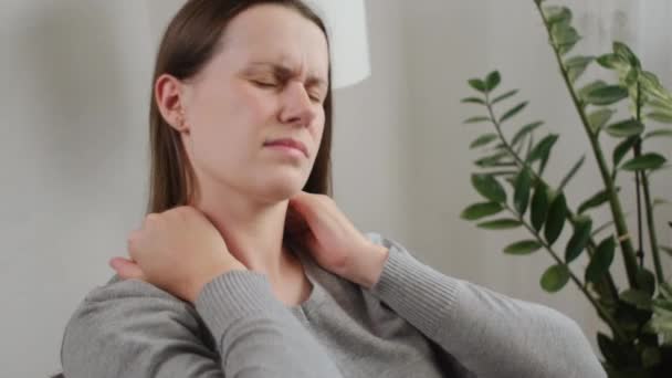 Nieszczęśliwa Młoda Kobieta Siedząca Kanapie Dotyk Szyi Cierpi Bolesne Uczucie — Wideo stockowe