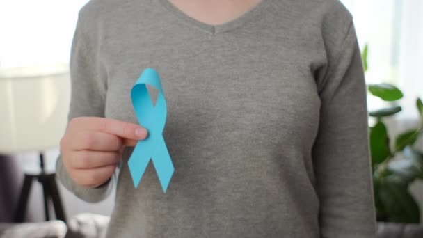 Символ Мужчин Поддержки Крупный План Женской Руки Демонстрирующий Маленькую Голубую — стоковое видео