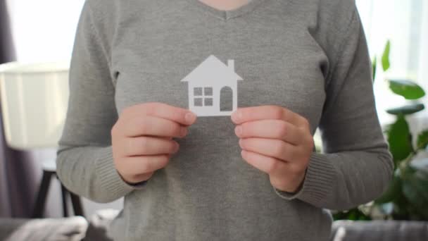 Mãos Femininas Segurando Papel Pequeno Casa Branca Casa Família Habitação — Vídeo de Stock