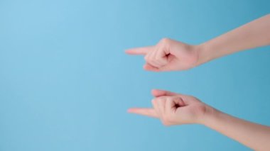 Mavi boş uzay ticari döngü üzerinde boş alanı gösteren kadın parmaklarının dikey videosu. Tavsiye levhası. Metin ya da görüntü için yer var. Özel teklif kavramı