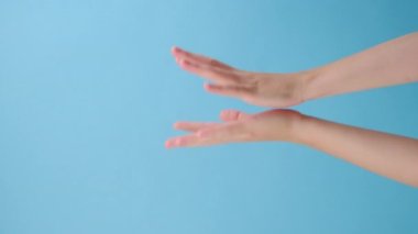 Bilinmeyen sinsi entrikacı genç bir kadının dikey görüntüleri şeytani planlar yapıyor, sinsi kötü fikirler, hileler ve şakalar üzerinde düşünüyor, mavi stüdyonun arka planında izole edilmiş.