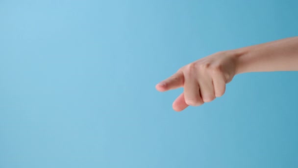 Vídeo Vertical Mão Feminina Apontando Para Você Aproxime Isolado Fundo — Vídeo de Stock