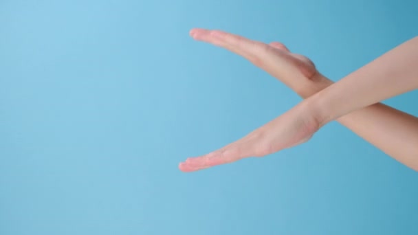 Vertikala Bilder Oigenkännlig Ung Kvinna Korsade Händer Isolerade Över Blå — Stockvideo