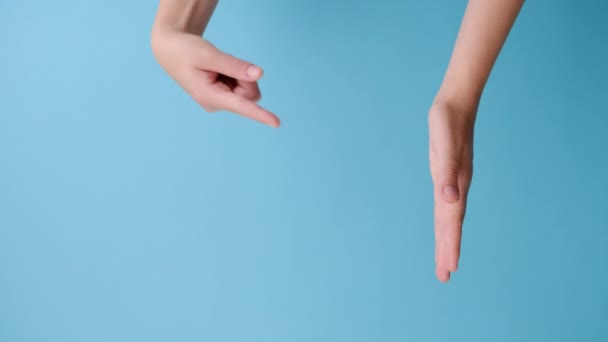 Vídeo Vertical Mulher Jovem Irreconhecível Abrindo Apontando Palma Mão Espaço — Vídeo de Stock