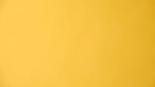 交差した指で祈る女性の手の垂直ビデオは コピースペースで黄色の背景に隔離された奇跡の良い結果を望んでいます ボディランゲージコンセプト 広告エリア ワークスペースモックアップ — ストック動画