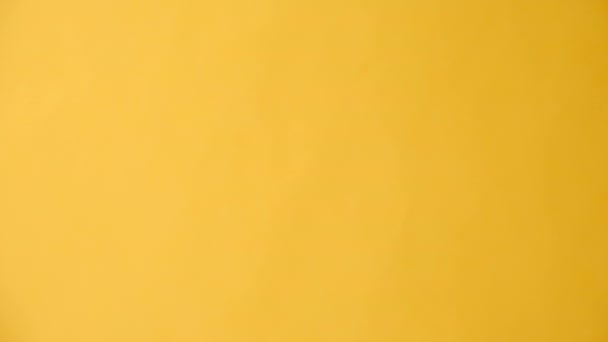 광고를위한 공간이있는 스튜디오에서 노란색 배경에 빨간색 불만족 이모티콘을 스트레스 부정적인 — 비디오