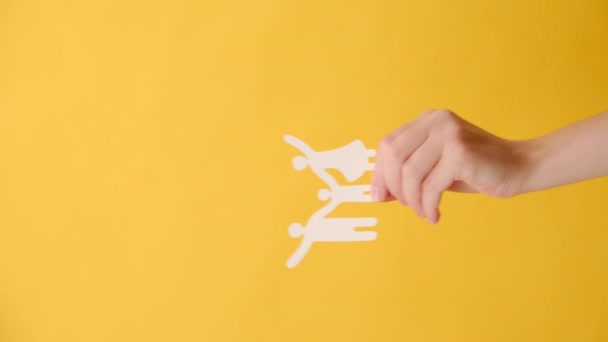 Вертикальні Кадри Жіночих Рук Тримають Відрізок Паперової Сім Ізольовані Жовтому — стокове відео