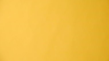 Küçük limonlu yeşil kurdele tutan kadınların dikey görüntüleri, stüdyoda sarı arka planda izole edilmiş, zihinsel sağlık farkındalığı, dünya ruhsal sağlık günü, dünya böbrek günü, organ bağışı konsepti