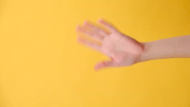 Vertikal Video Kvinnliga Handen Viftar Och Hälsning Som Märker Någon — Stockvideo