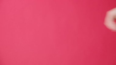 Kadın elinin dikey görüntüsü şekil verir. Bu da demek oluyor ki, tamam, stüdyoda kırmızı arka plan duvarında izole edilmiş ve promosyon içeriği veya tasarımı için fotokopi alanı var. Vücut dili kullanarak anlamlar iletiliyor