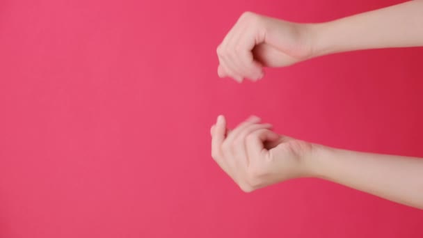Pionowe Ujęcia Kobiecych Dłoni Pokazujące Gesty Pieniężne Naśladujące Rozrzucanie Gotówki — Wideo stockowe