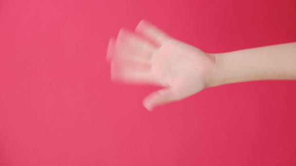 Pionowe Ujęcia Kobiecej Ręki Machającej Pozdrawiającej Jak Ktoś Zauważy Przyjaciela — Wideo stockowe
