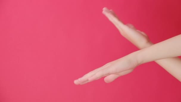 Vertikale Aufnahmen Von Unbekannten Jungen Frauen Kreuzten Die Hände Isoliert — Stockvideo