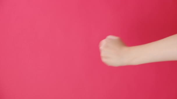 赤いスタジオの背景の壁にコピースペースで隔離された怒っている未知の若い女性の垂直ショット 広告エリア モックアップ 脅威ジェスチャー 罰の概念 — ストック動画