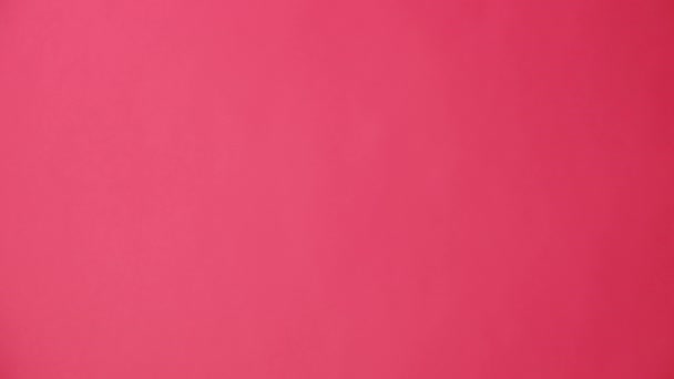 プロモーションコンテンツやデザイン用のコピースペースで 赤いスタジオの背景壁の上に隔離された女性の手の垂直ショット 不承認のジェスチャー 広告エリア モックアップ フィンガーシグナル — ストック動画