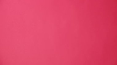 Kırmızı stüdyo arka plan duvarında, promosyon içeriği veya tasarımı için fotokopi alanı olan bir kadın eli görüntüsü yok. Onaylamayan jest. Reklam alanı, maket. Parmak işareti.