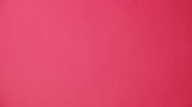 Bir kadının parmaklarıyla dua ettiği dikey görüntüler, kırmızı arkaplanda kopyalanmış, iyi bir sonuç için umut besliyor. Vücut dili kavramı. Reklam alanı, çalışma alanı maketi