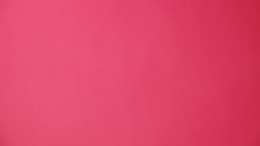 Dikey çekimde kadın baş parmak hareketi yapıyor, onay ya da anlaşma gösteriyor, kırmızı arka planda reklam için fotokopi alanı ile izole edilmiş poz veriyor. Vücut dili kavramı. El işareti. Jest gibi