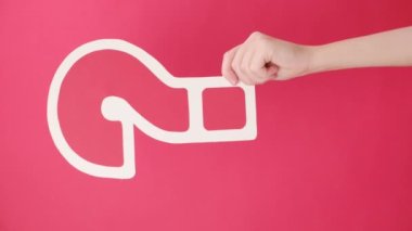 Bir kadının elinde büyük soru işareti işareti işareti olan dikey video stüdyo duvarında izole edilmiş ve promosyon içeriği için fotokopi alanı var. İş, planlar, düşünceler ve reklam kavramı