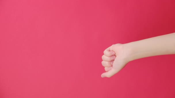 Вертикальные Кадры Неизвестной Женщины Считающей Пальцев Выделенные Красном Фоне Копией — стоковое видео