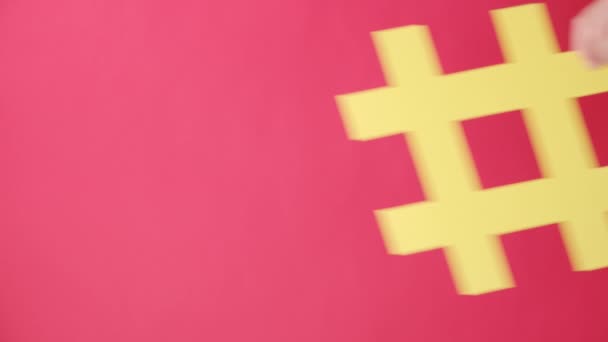 Imagem Vertical Mão Feminina Segurando Grande Símbolo Hashtag Papel Amarelo — Vídeo de Stock