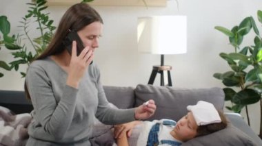 Üzgün, reşit olmayan bir kız çocuğu kanepede yatarken ateşler içinde nezle oluyor. Endişeli anne, çocuk sıcaklığını ölçtükten sonra doktor aile terapistini ara. Aile doktorunu arıyorum.