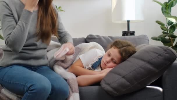 Madre Joven Preocupada Llamando Médico Porque Hija Tose Estornudando Tiene — Vídeo de stock