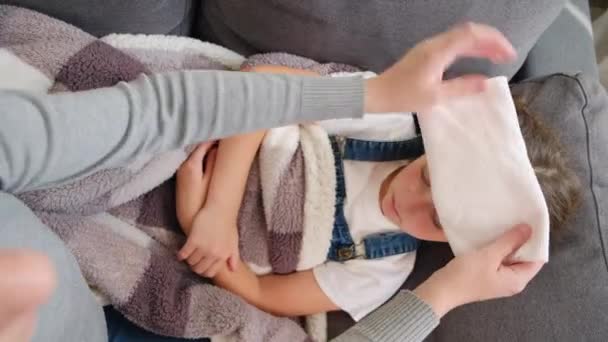 Vista Superior Madre Joven Cariñosa Poner Toalla Cabeza Niña Enferma — Vídeos de Stock