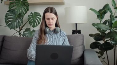 Oturma odasındaki rahat koltukta dizüstü bilgisayarı kullanan güzel bir bayan blog yazısında düşünüyor, gülümsüyor çevrimiçi iletişimin keyfini çıkarıyor, arkadaşlarla sohbet ediyor, internette boş zaman geçiriyor. Çevrimiçi kavram öğrenimi