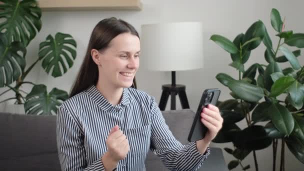 Docela Šťastná Mladá Žena Drží Smartphone Natáčení Self Video Pro — Stock video
