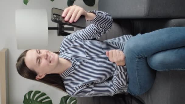 Genç Bir Kadının Evdeki Koltukta Otururken Görüntülü Konuşma Yaptığı Cep — Stok video