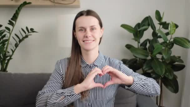 Porträtt Lycklig Tillgiven Ung Kvinna Kärlek Visar Hjärta Symbol Med — Stockvideo