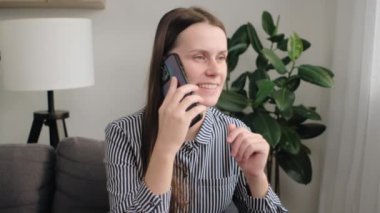 Güzel genç bir bayan cep telefonuyla konuşuyor evdeki rahat koltukta oturuyor, açıklama yapıyor, işle ilgili resmi konuşmaları yönetiyor, arkadaşlarıyla gayri resmi sohbetlerin keyfini çıkarıyor. İletişim konsepti