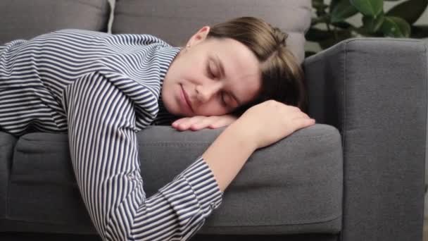 Close Exausto Jovem Morena Anos Deitado Sofá Confortável Dormindo Descansando — Vídeo de Stock